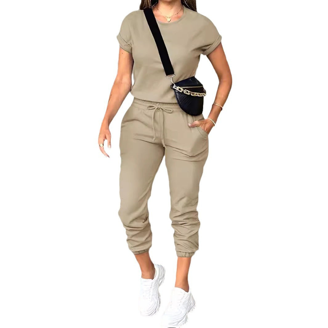 Solid-colored round-neck tops and multi-pocket trousers