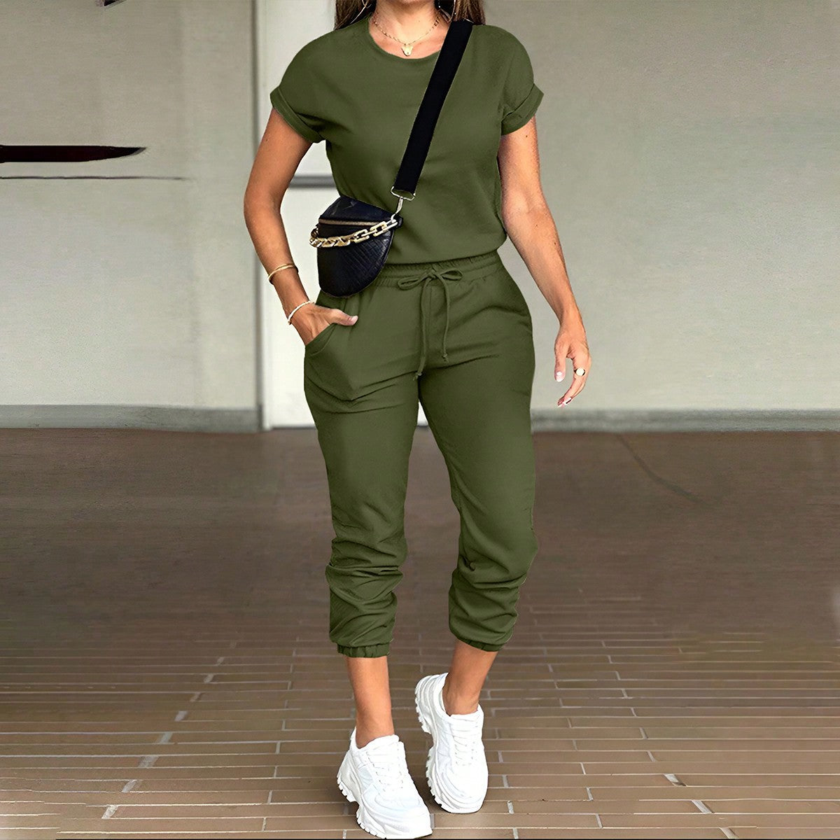 Solid-colored round-neck tops and multi-pocket trousers