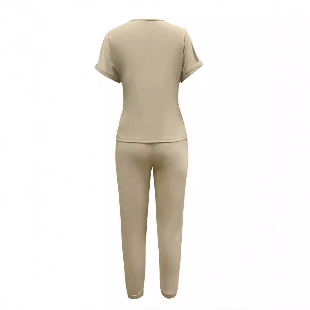 Solid-colored round-neck tops and multi-pocket trousers