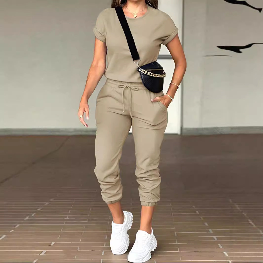 Solid-colored round-neck tops and multi-pocket trousers